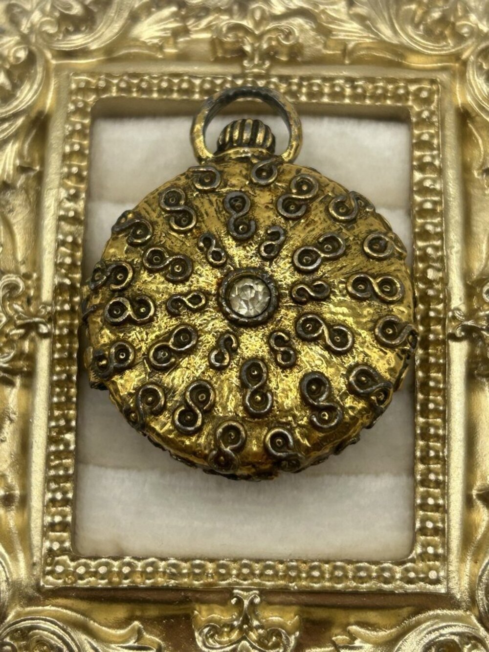 Vintage Mary Chess "Tapestry” Solid Perfume Compact Locket Original tag Cameo - Picture 4 of 16